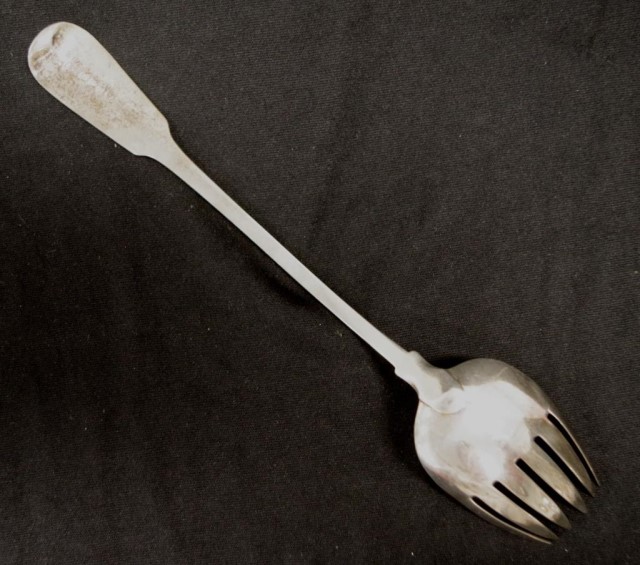 George III sterling silver serving fork - Image 4 of 4