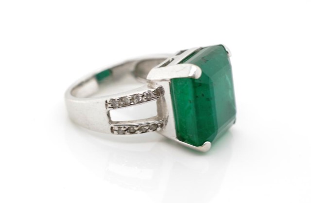 15.80ct Emerald set 18ct white gold ring - Image 6 of 14