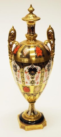 Good Royal Crown Derby 'Old Imari' lidded urn - Image 3 of 8