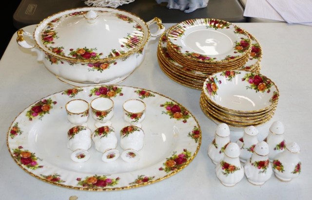 Extensive Royal Albert Old Country Rose dinner set