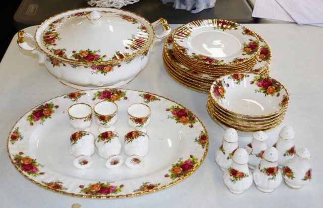 Extensive Royal Albert Old Country Rose dinner set - Image 2 of 10