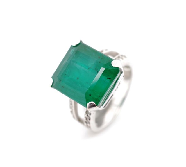 15.80ct Emerald set 18ct white gold ring