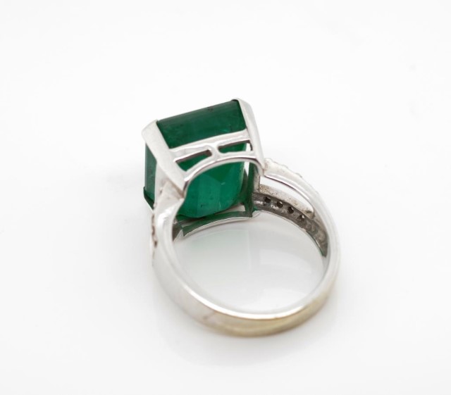 15.80ct Emerald set 18ct white gold ring - Image 7 of 14