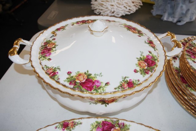 Extensive Royal Albert Old Country Rose dinner set - Image 9 of 10