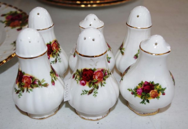 Extensive Royal Albert Old Country Rose dinner set - Image 7 of 10