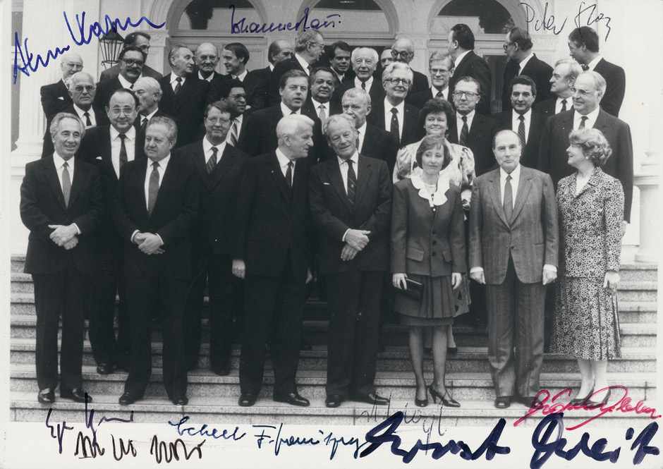 Politiker nach 1945: Konvolut AutographenPolitiker, Militärs, Geheimdienst-Mitarbeiter nach 1945. 33