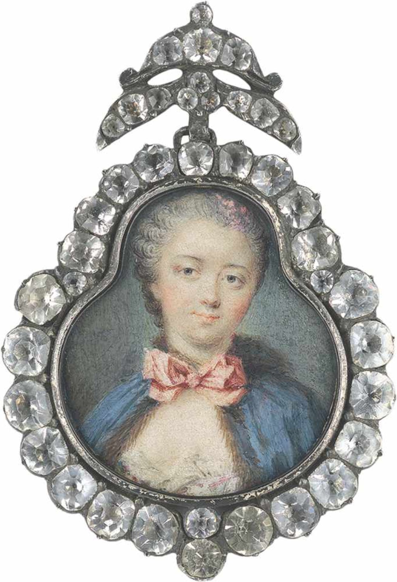 Französisch: um 1750. Bildnis einer jungen Frau in pelzbesetztem blauem Domino mit rosa Schleife,