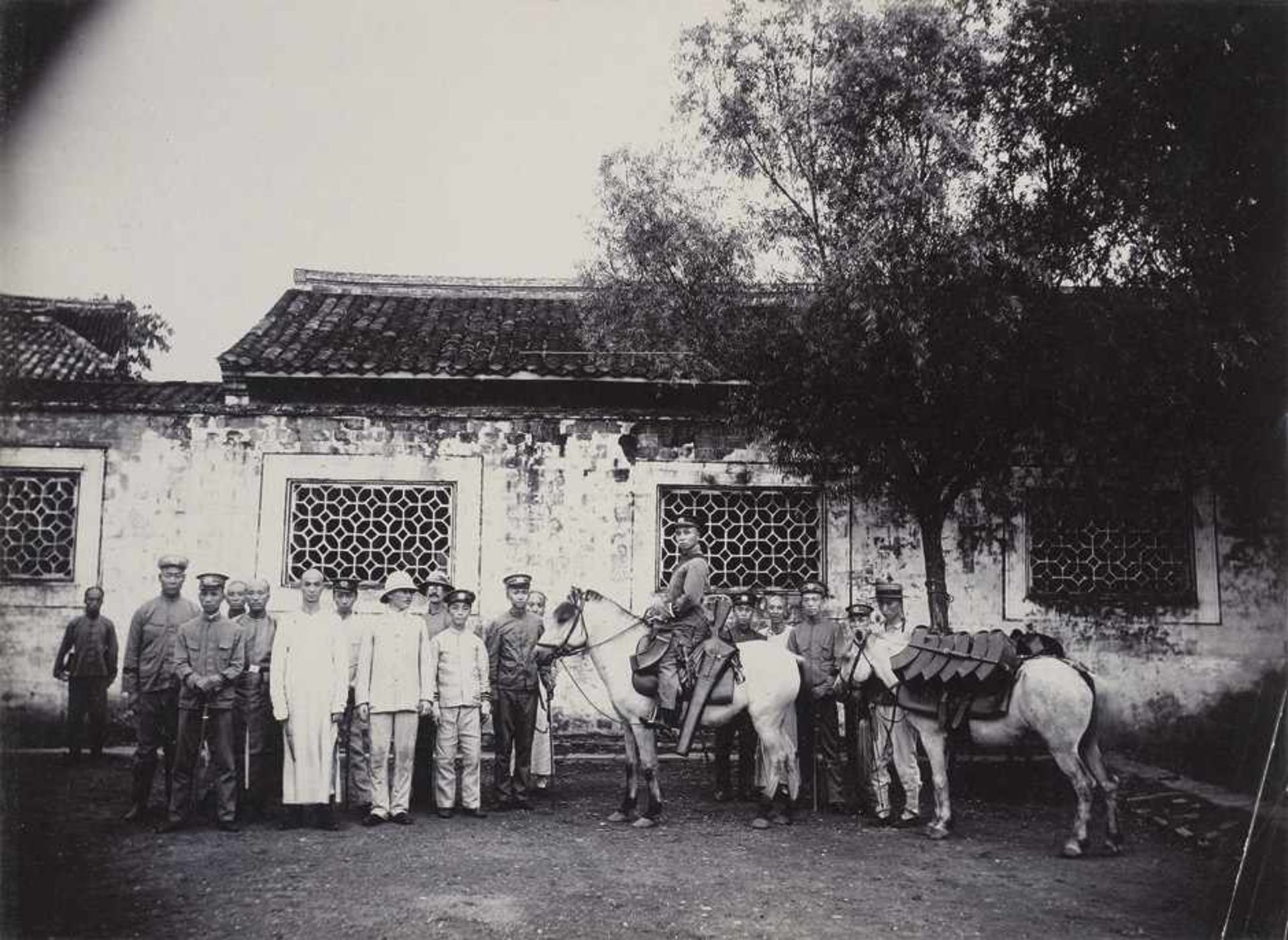 China: Private souvenir album, probably of a German weapons dealerPrivate souvenir album, probably - Bild 2 aus 2