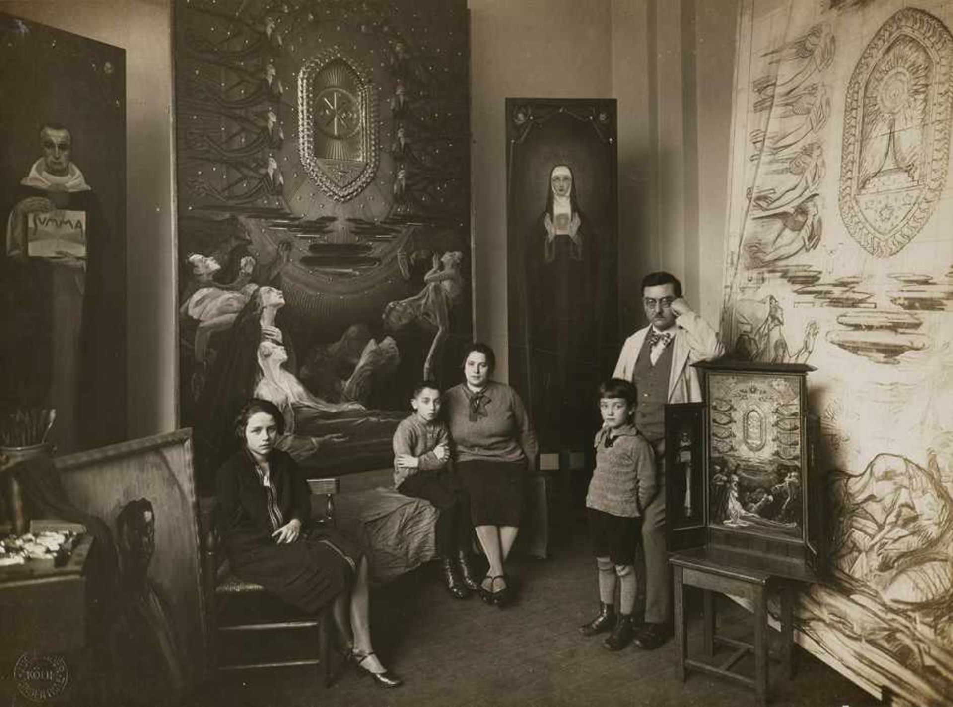 Sander, August: Portrait of the artist Robert Seuffert and his family in his studio in