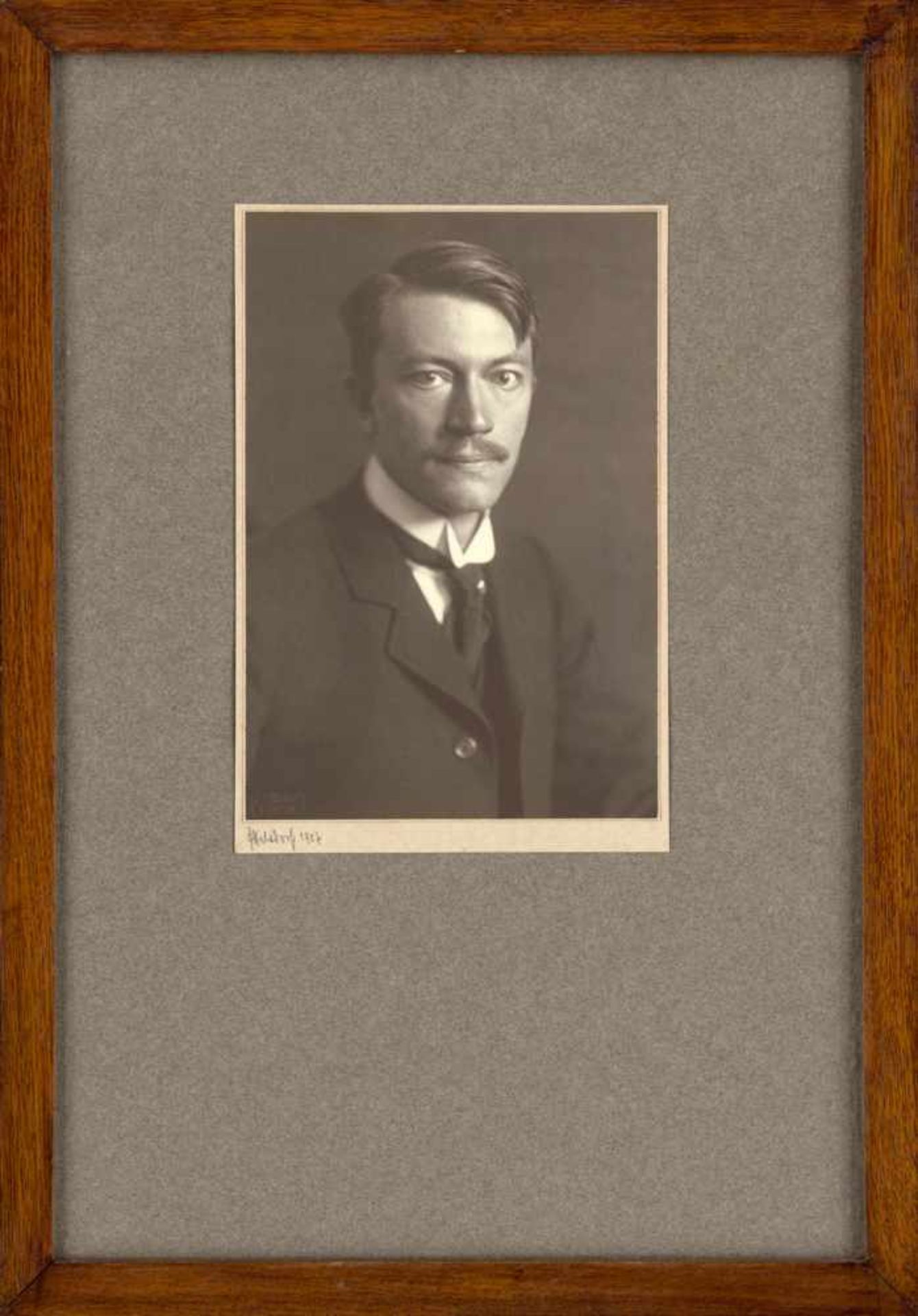 Hilsdorf, Jacob: Portrait of a manPortrait of a man. 1907. Vintage gelatin silver print. 20 x 13,5 - Bild 2 aus 2