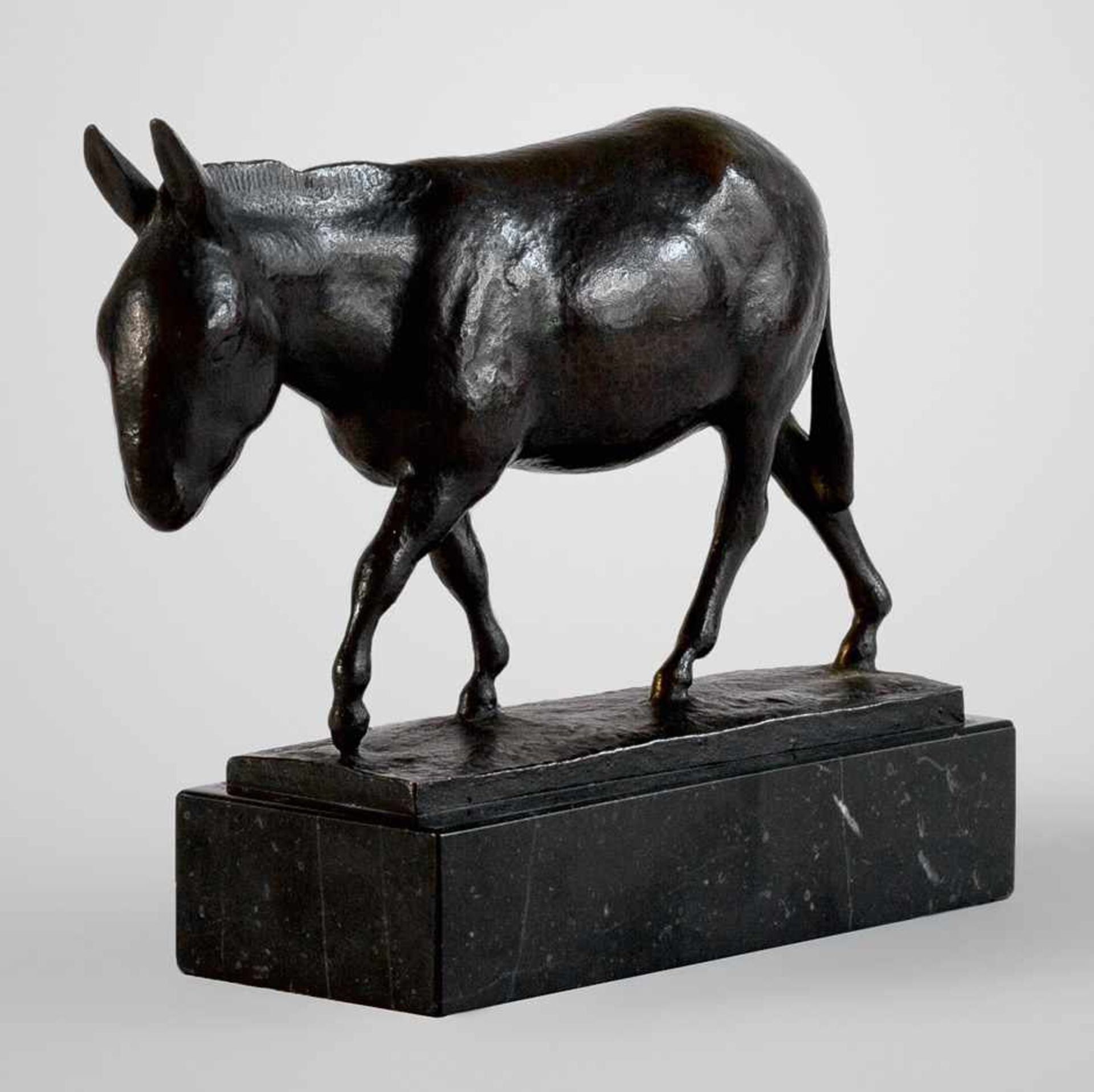 Gaul, August: Gehender EselGehender EselBronze mit schwarzbrauner Patina auf Bronzeplinthe, auf