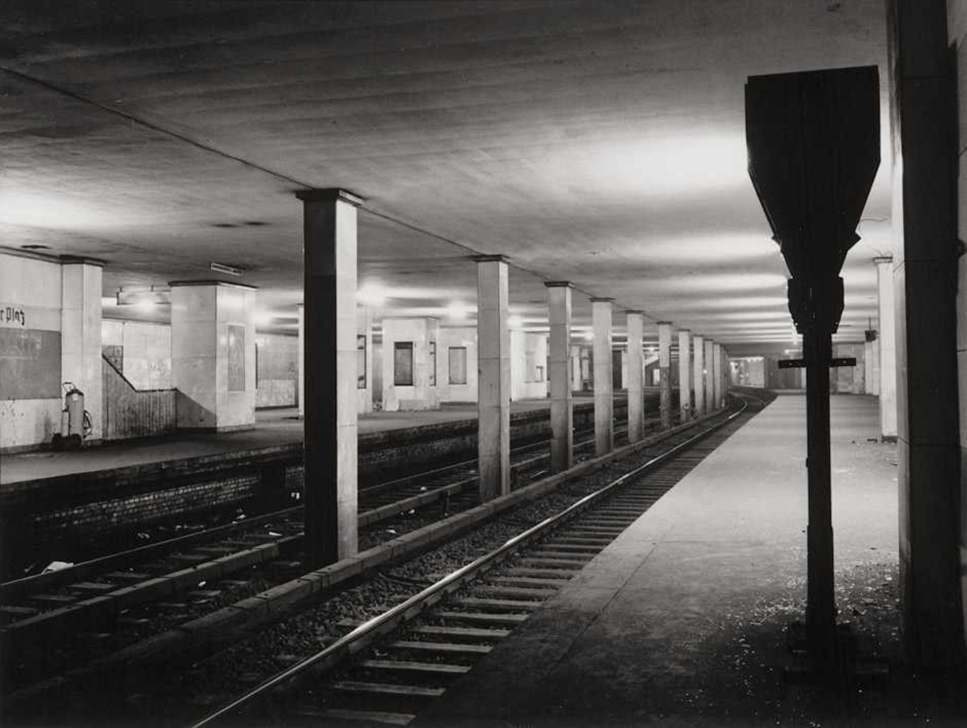 Paris, Robert: S-Bahnhof Potsdamer PlatzS-Bahnhof Potsdamer Platz. 1990. Gelatin silver print. 30,