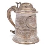 An early George III silver tankard, maker's mark worn probably John Langlands,