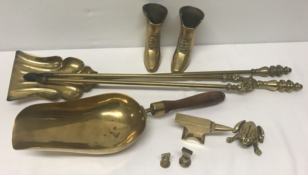 A small quantity of brass items.