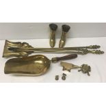 A small quantity of brass items.