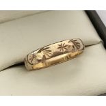 A vintage 9ct gold decorative wedding band.