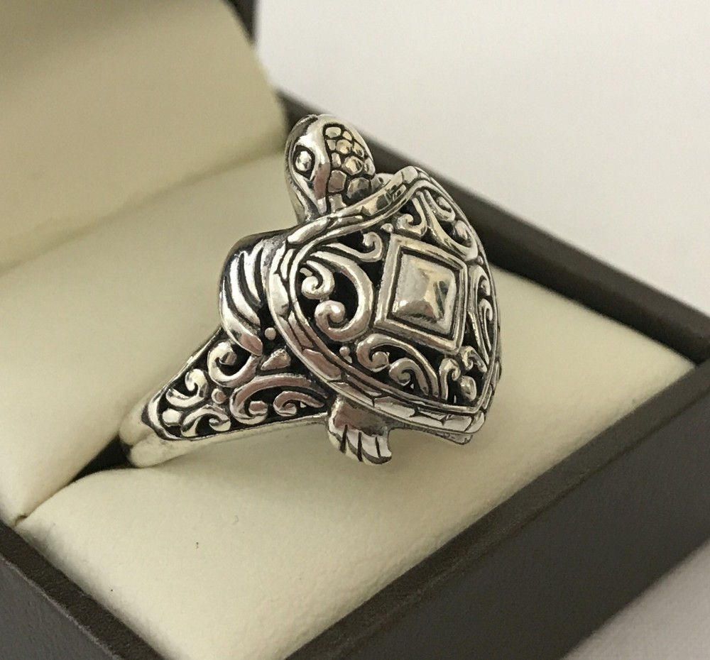 A 925 silver turtle ring with pierced work decoration.