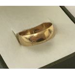 An 18ct gold 6mm wide wedding band.