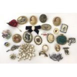 A small quantity of vintage brooches to include cameo style and floral.