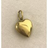 An 18ct gold small heart shaped pendant/charm.