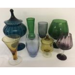 8 pieces of vintage and retro coloured glassware.