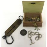 A small collection of assorted items to include: wooden box, Salters spring balance scales & medal.