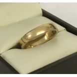 An 18ct gold wedding band. Size L.