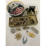 A collection of vintage & modern costume jewellery.