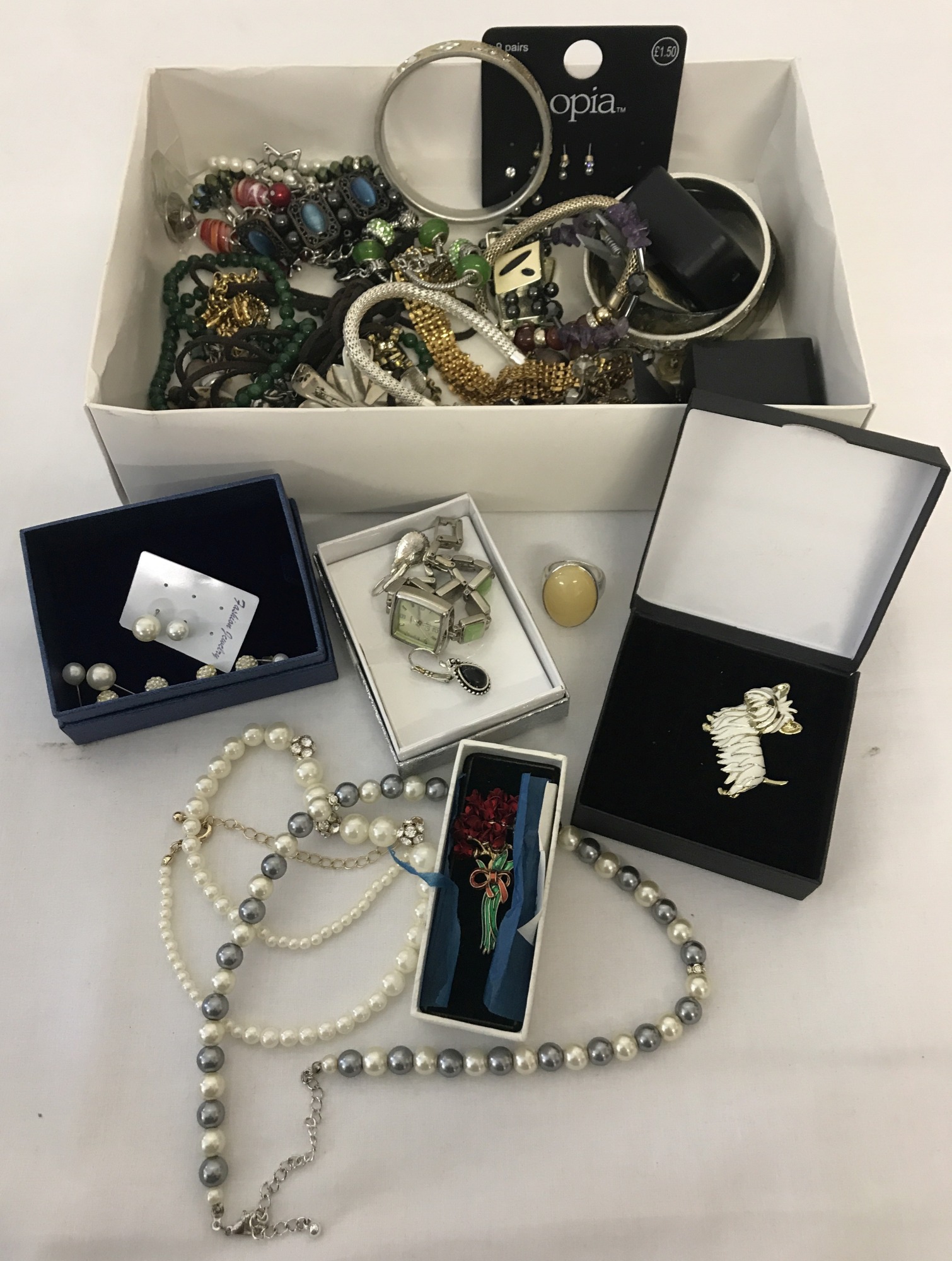 A quantity of boxed and unboxed vintage and modern costume jewellery.