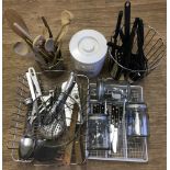 A quantity of modern and vintage kitchenalia items.