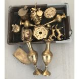 A quantity of vintage brassware items.