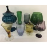 8 pieces of vintage and retro coloured glassware.