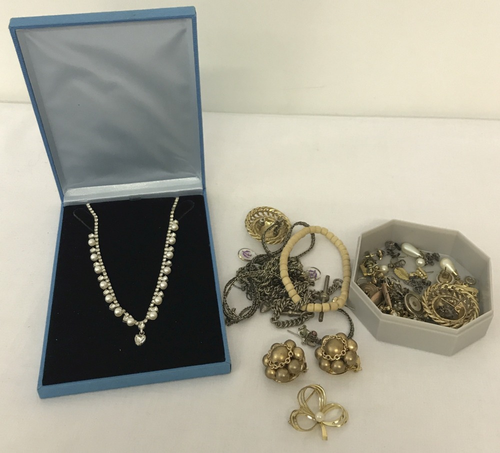 A small collection of mixed vintage costume jewellery.