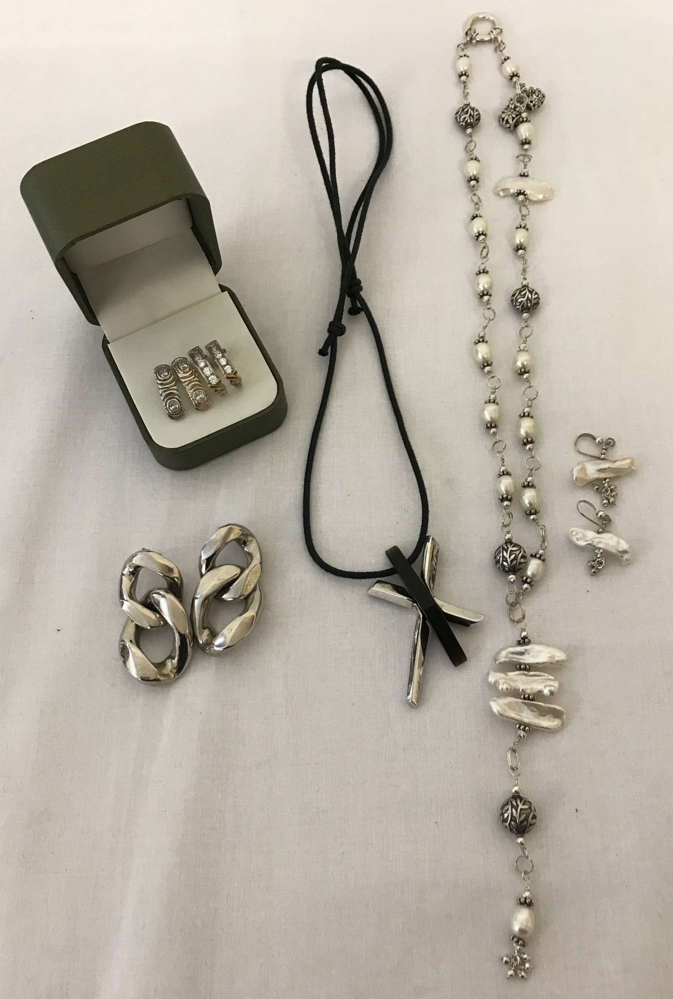 A small collection of modern jewellery.