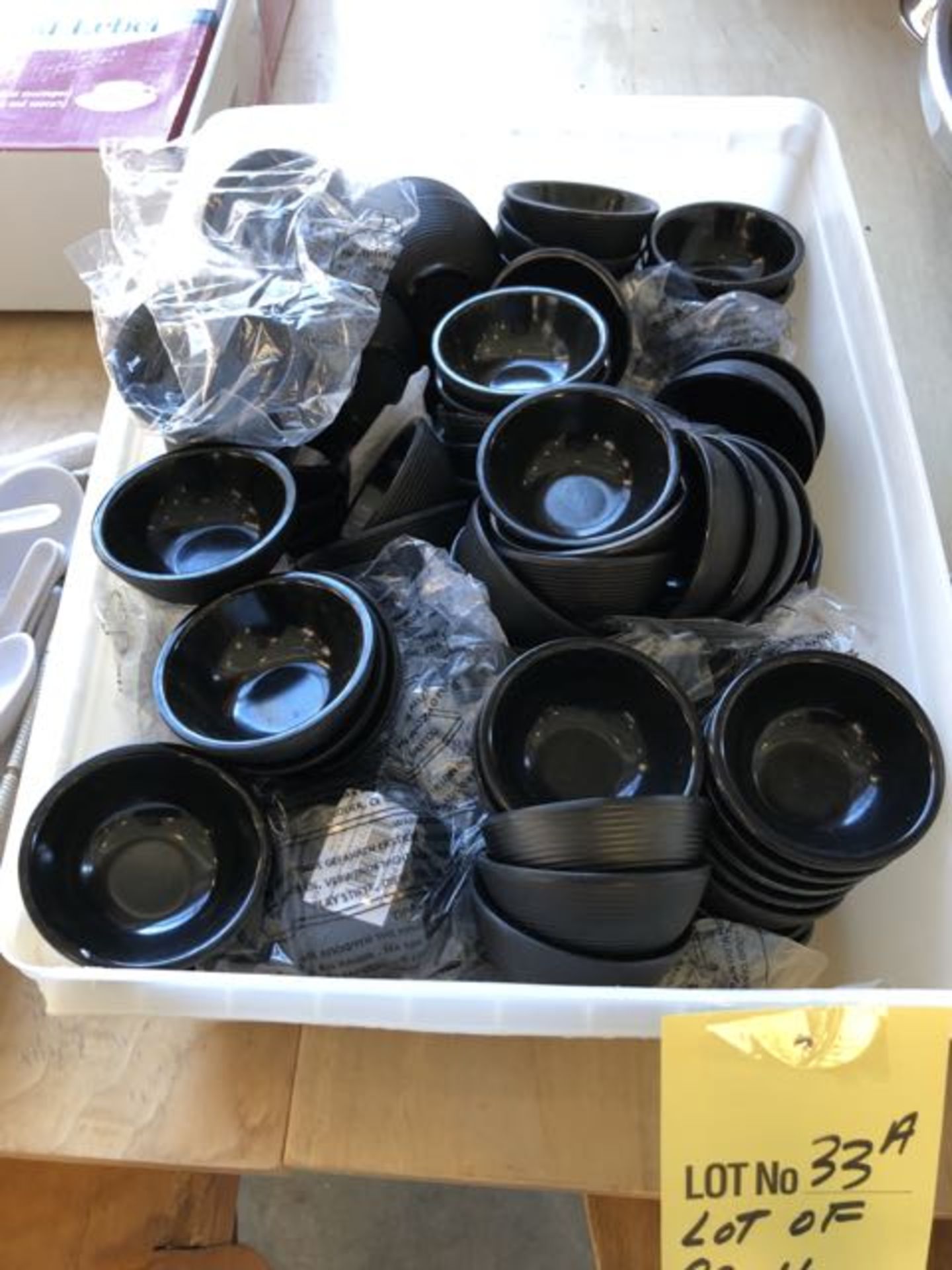 Lot de (80) + petits receptacles noirs pour sauces - neufs