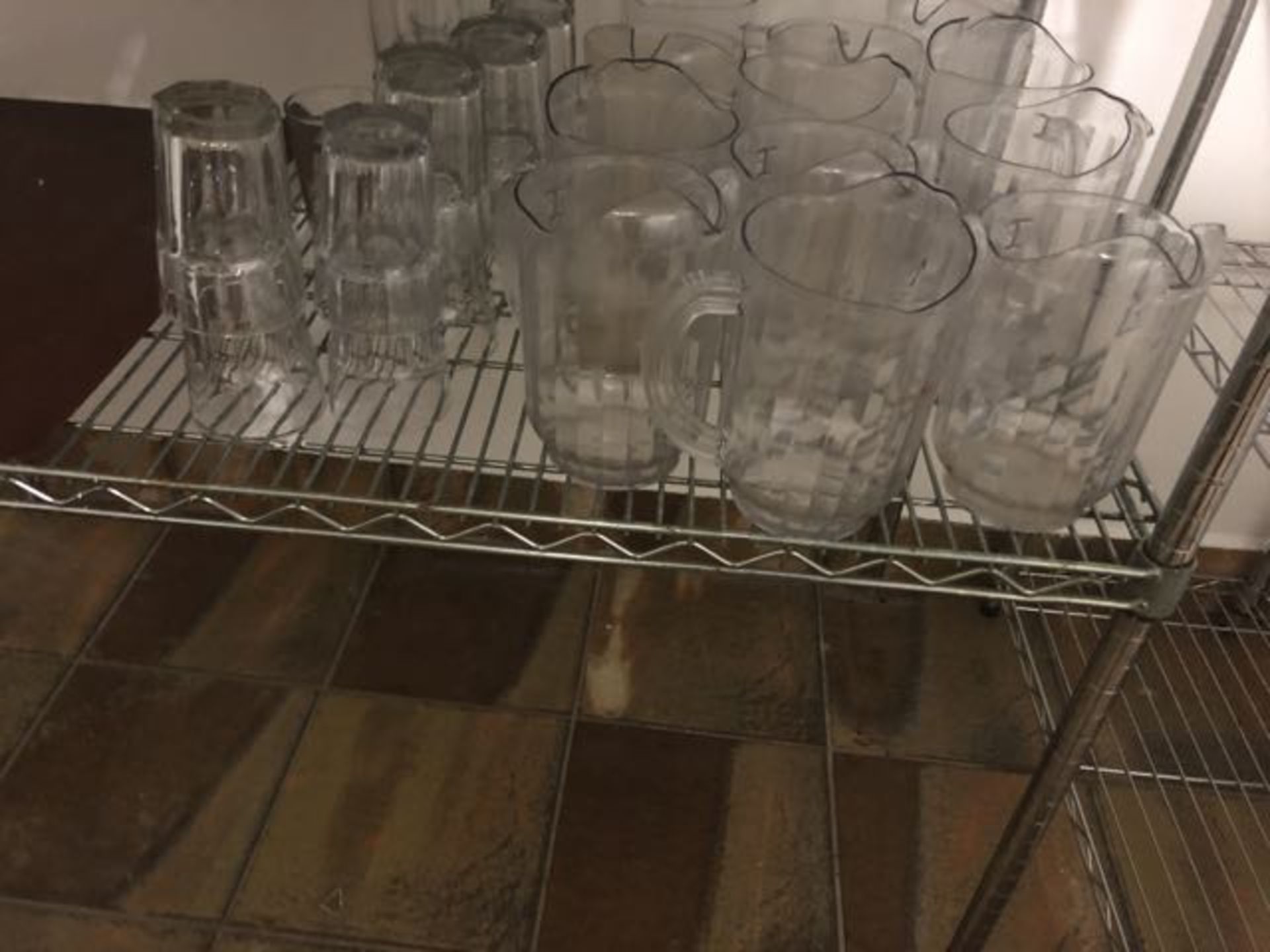 Lot de verres etc sur étagères - Image 2 of 2