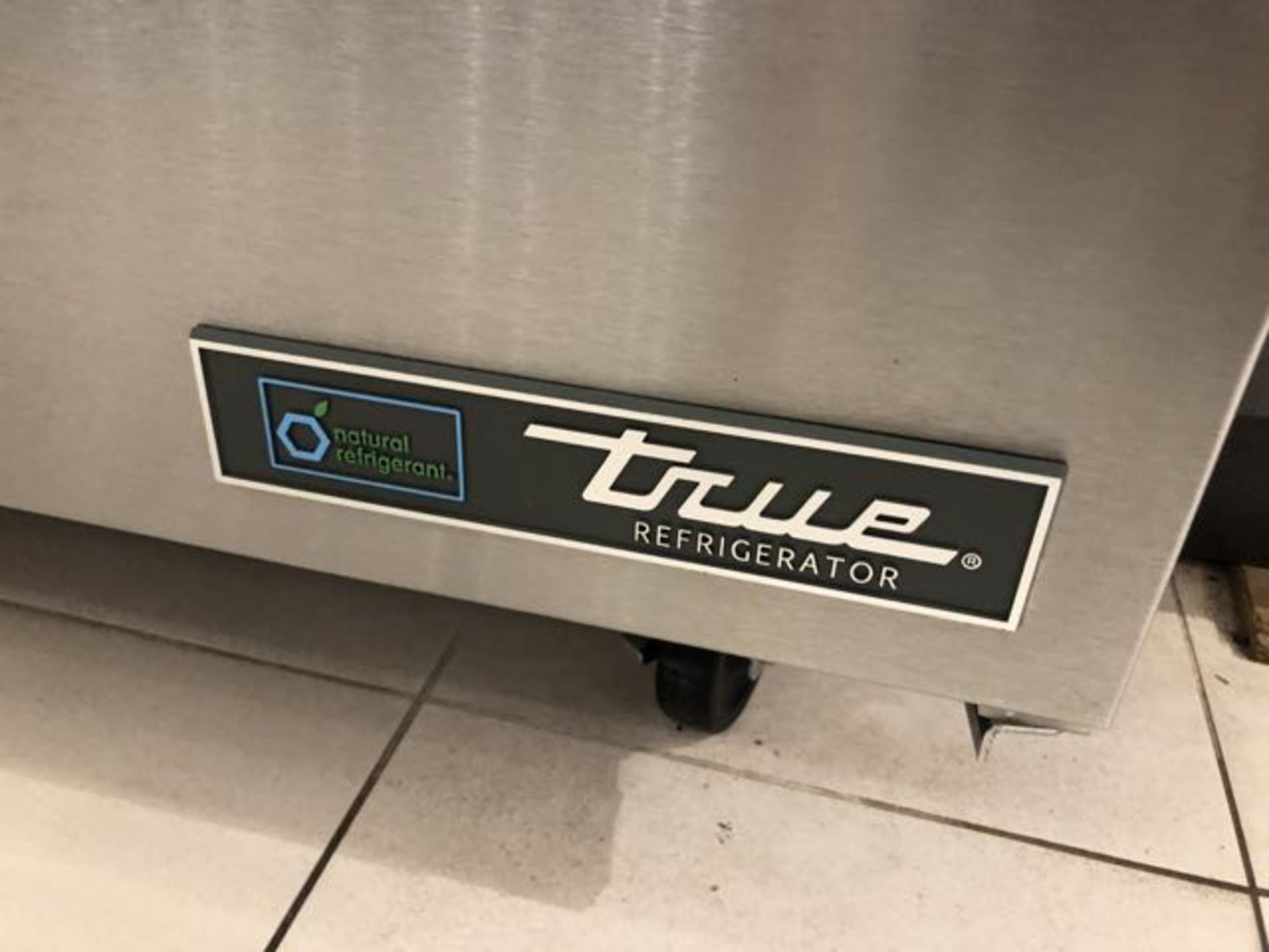 Comptoir réfrigéré TRUE 3 portes # TUC-72-HC , 72" x 33" - Cet item doit sortir Lundi le 25 mars - Image 2 of 2