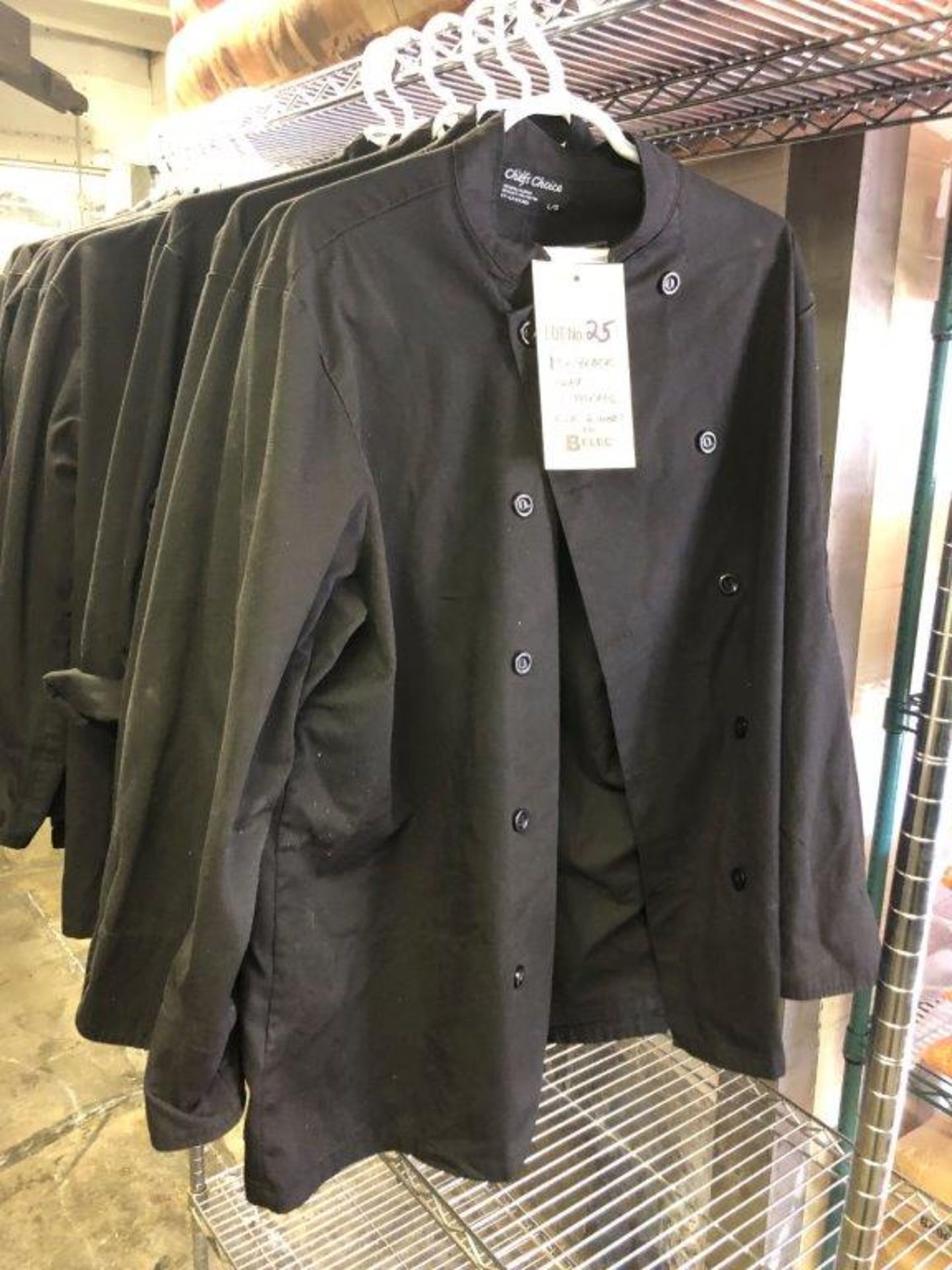 (13) Jackets CHEF noirs, 6 larges, 6 medium, 1 small