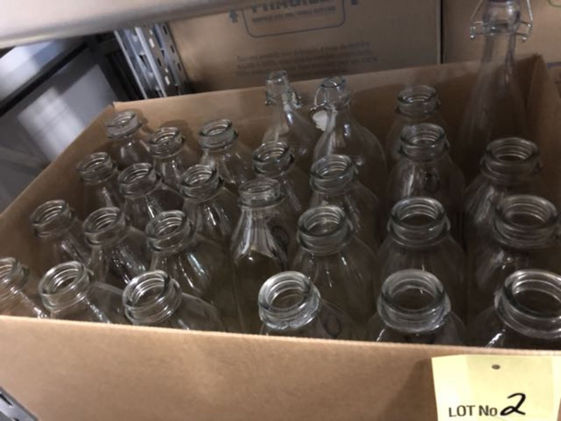 Lot de (28) receptacles en vitre - style lait - Image 2 of 2