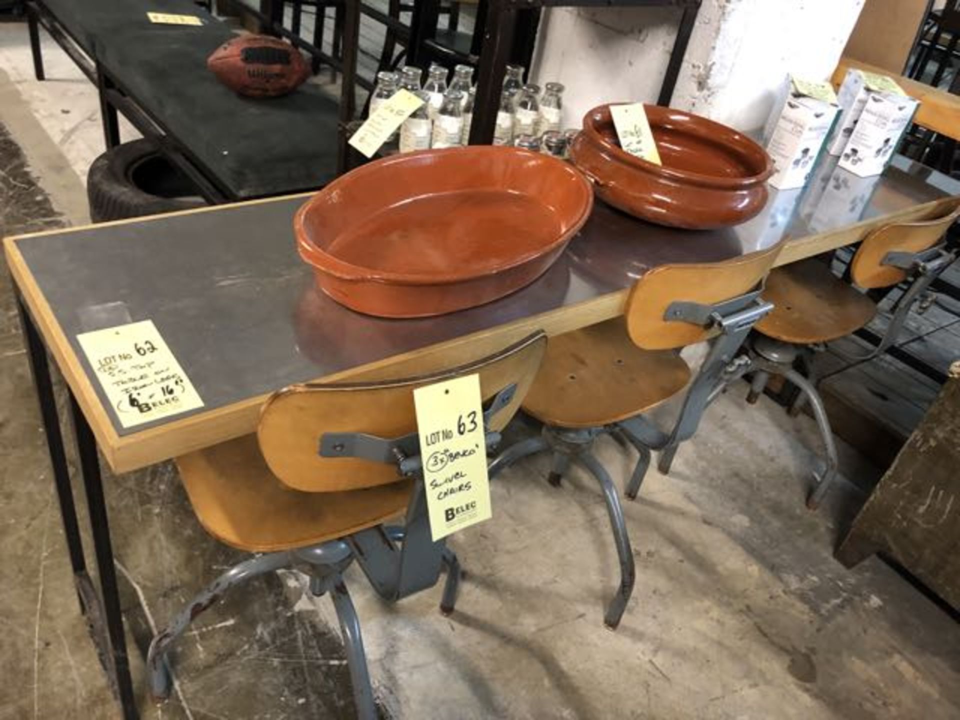 Table avec dessus acier inox/ bois et pattes en métal - Image 2 of 2
