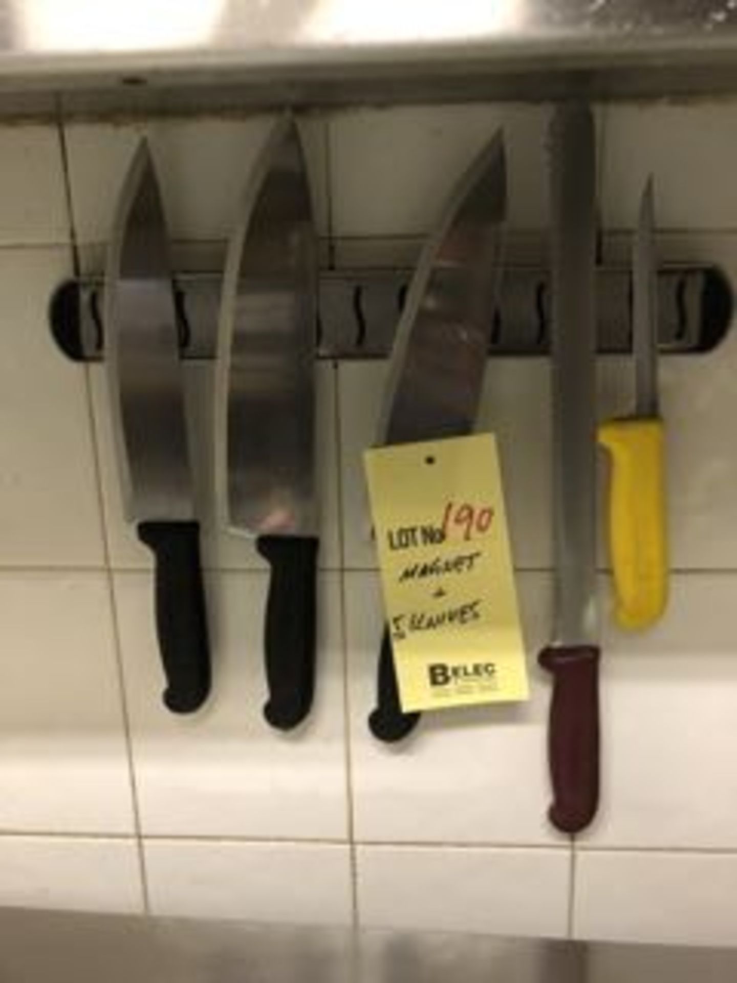 Aimant murale pour couteaux et (5) couteaux variés