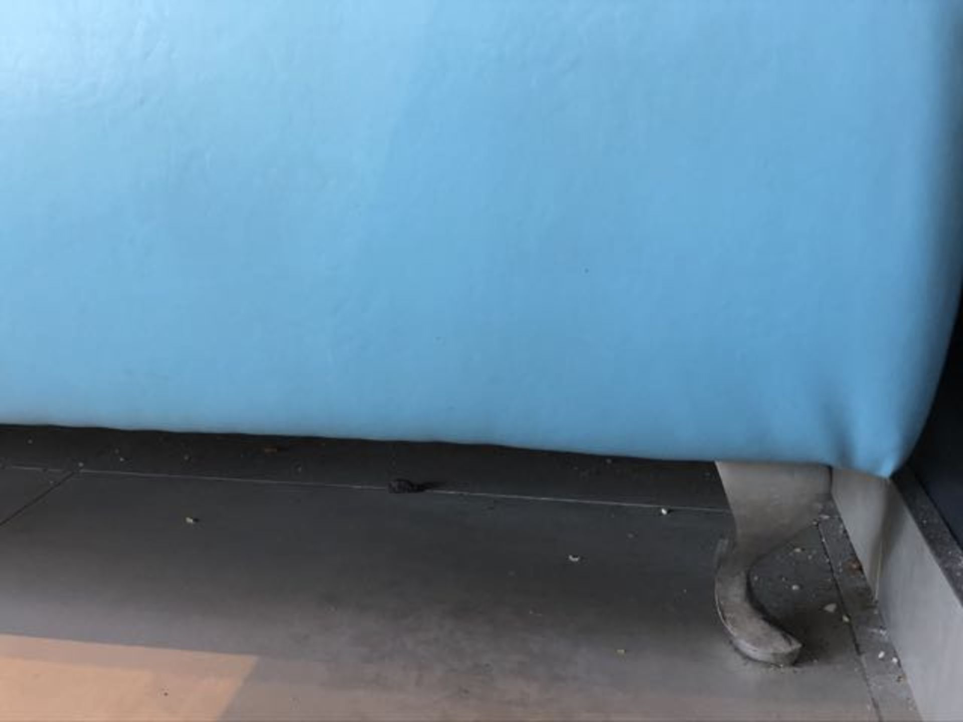 Banquette, bleue 9' x 28" - Image 2 of 3