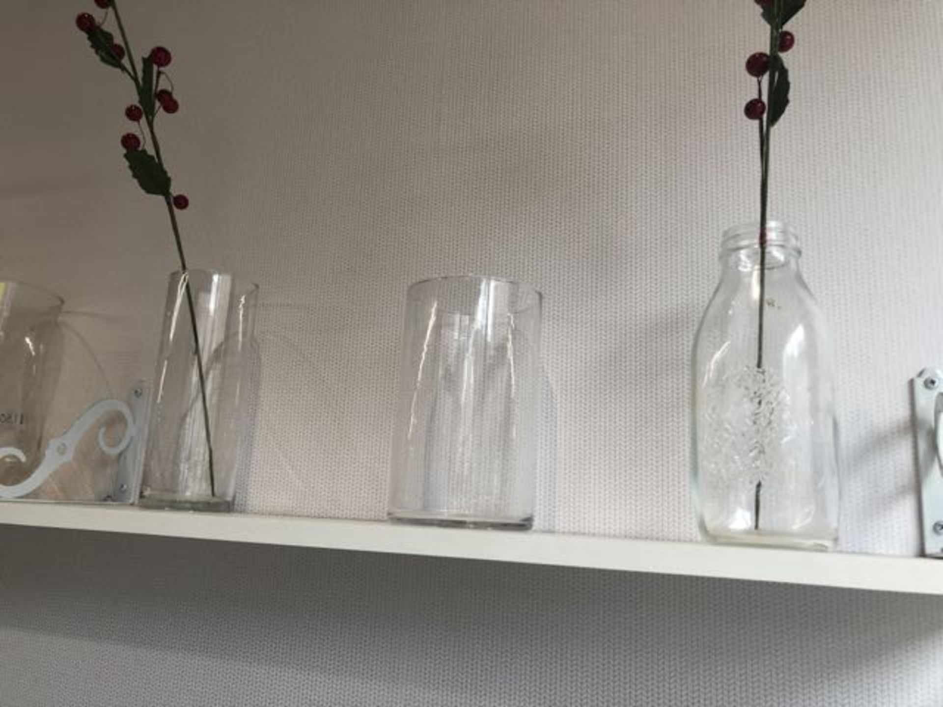 Lot de (9) vases en vitre et tablette 8'x 6" - Image 2 of 3