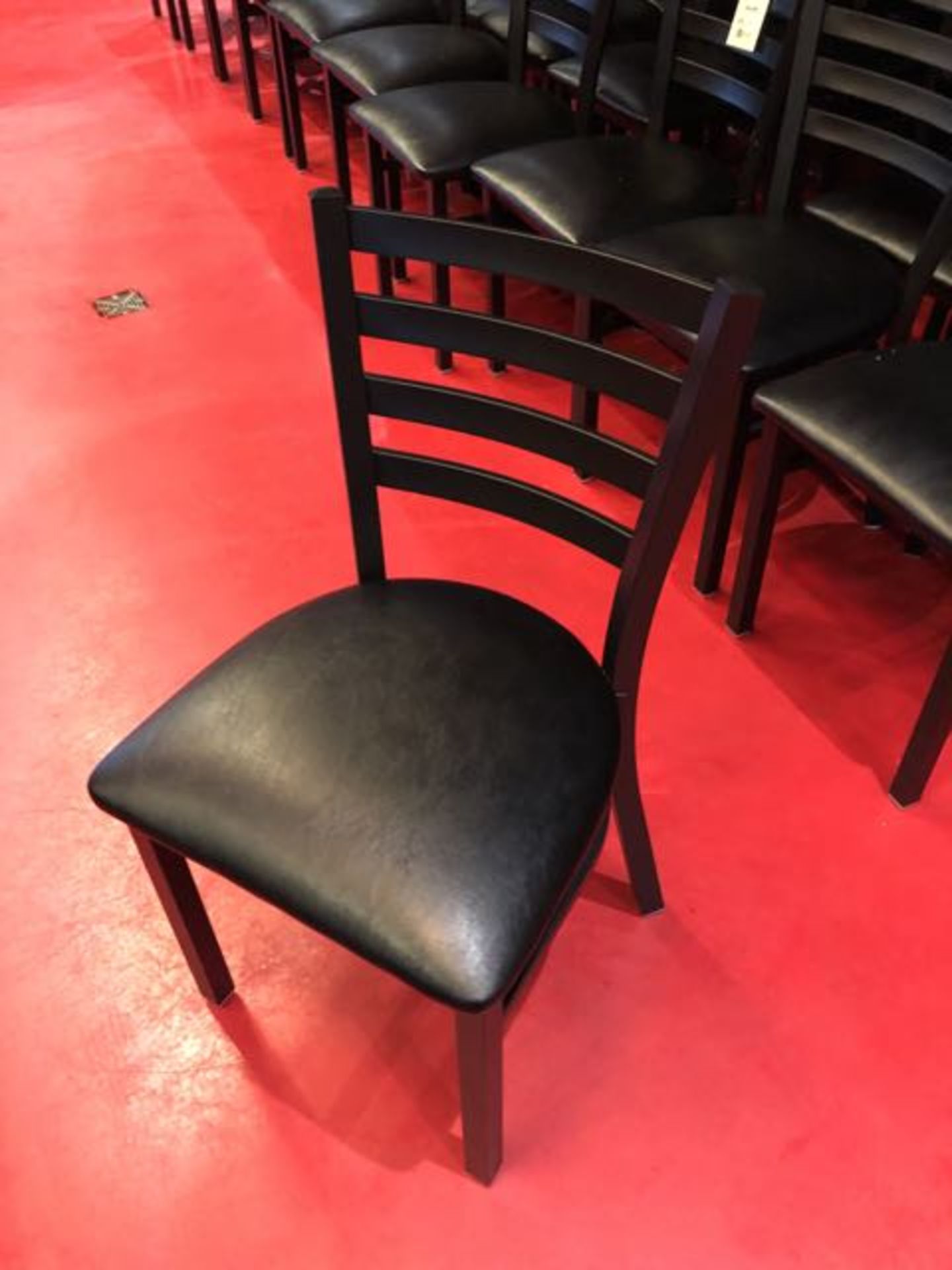 (12) Chaises Bistro, robutes, métal et cuir