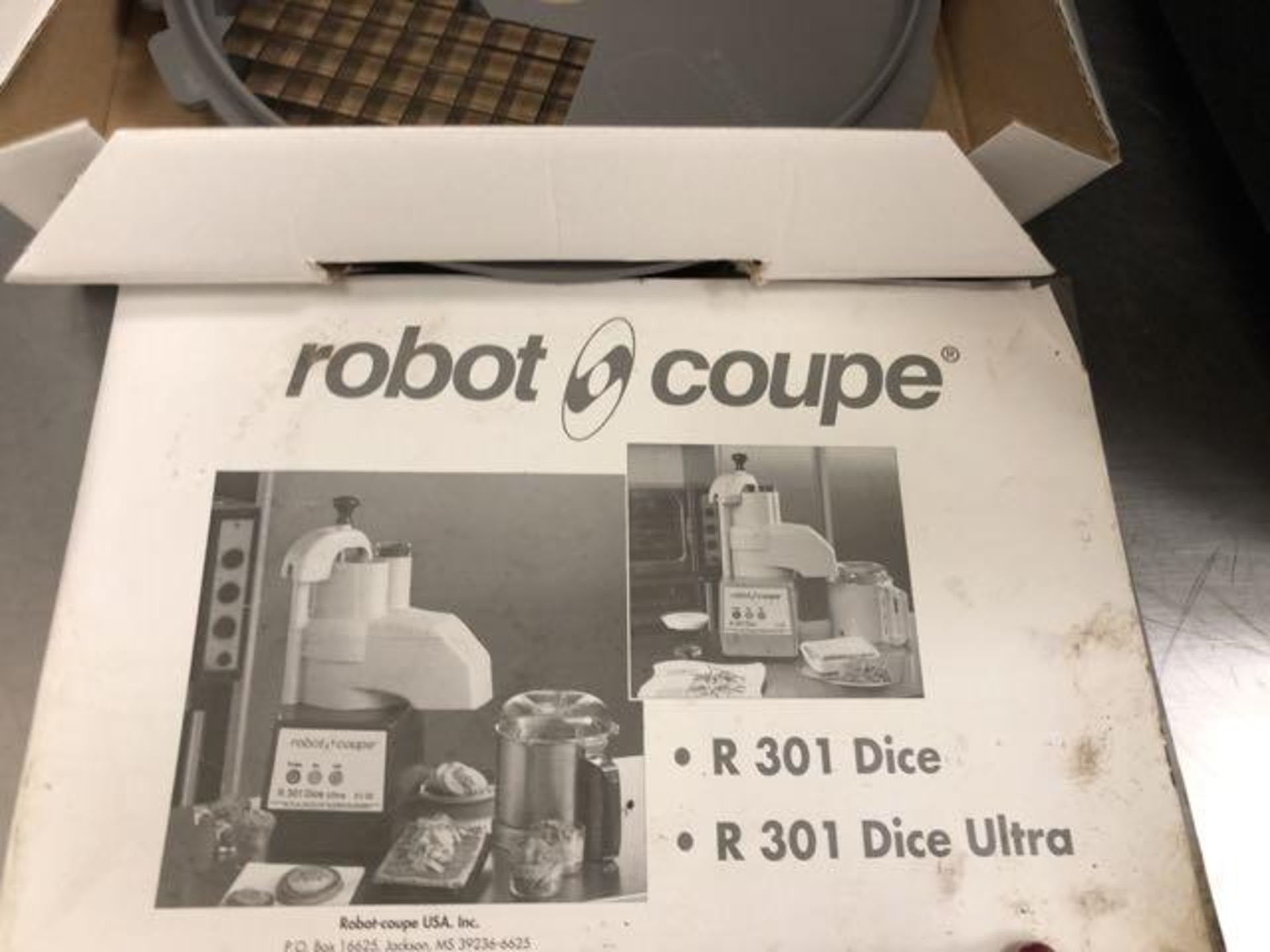 ROBOT COUPE # R301 avec accessoires - Image 4 of 4