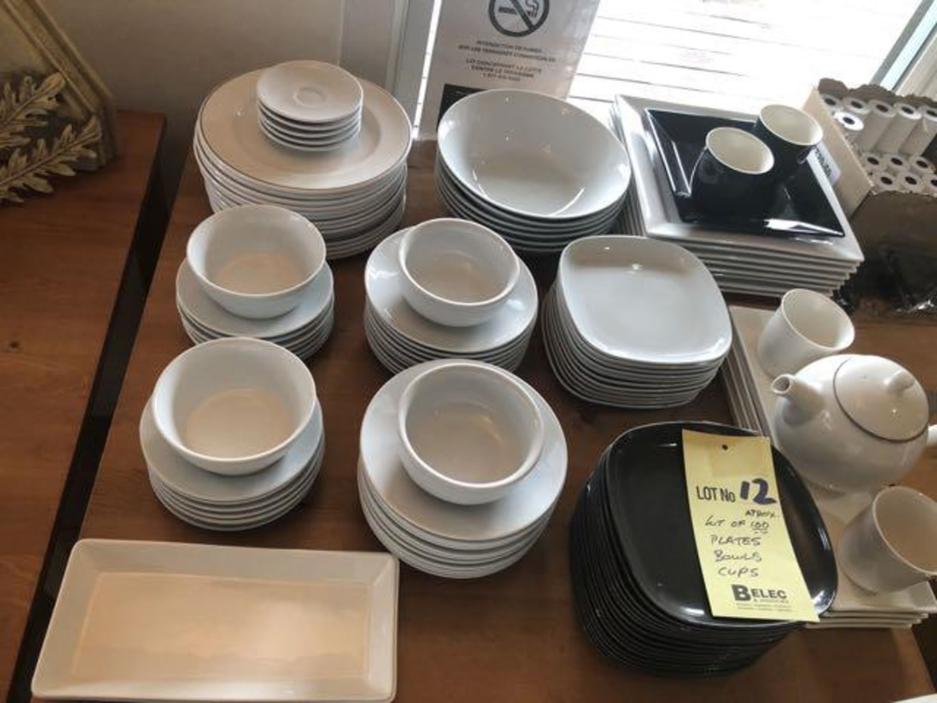 Lot de approx. 100 assiettes, bols et tasses