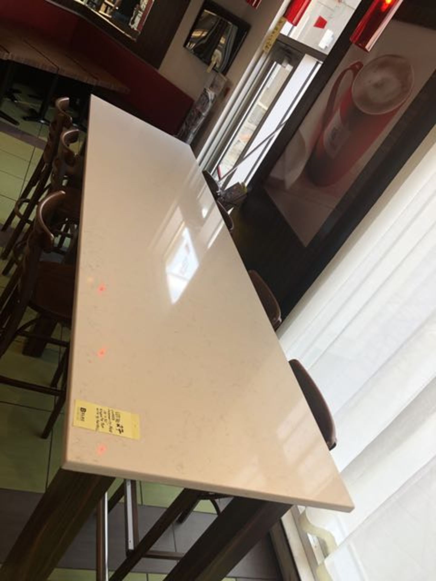 Superbe Table communautaire 10' x 23'' a/ dessus QUARTZ et rail appui pieds acier inox - Image 2 of 5