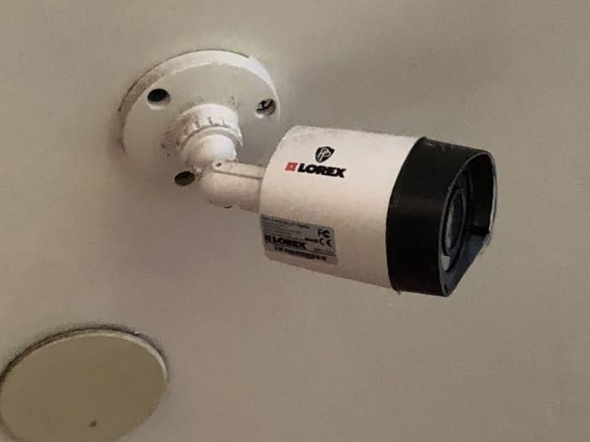 Systeme de surveillance avec 8 cameras LOREX - et écran - à défaire par le client - Image 2 of 3