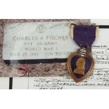 2.2.) WeltUSA: Purple Heart des Private Charles A. Fischer.Buntmetall vergoldet, teilweise