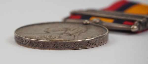 2.1.) EuropaGroßbritannien: Queens South Africa Medal - Scots Guards.Silber, mit den Sangen " - Image 2 of 3